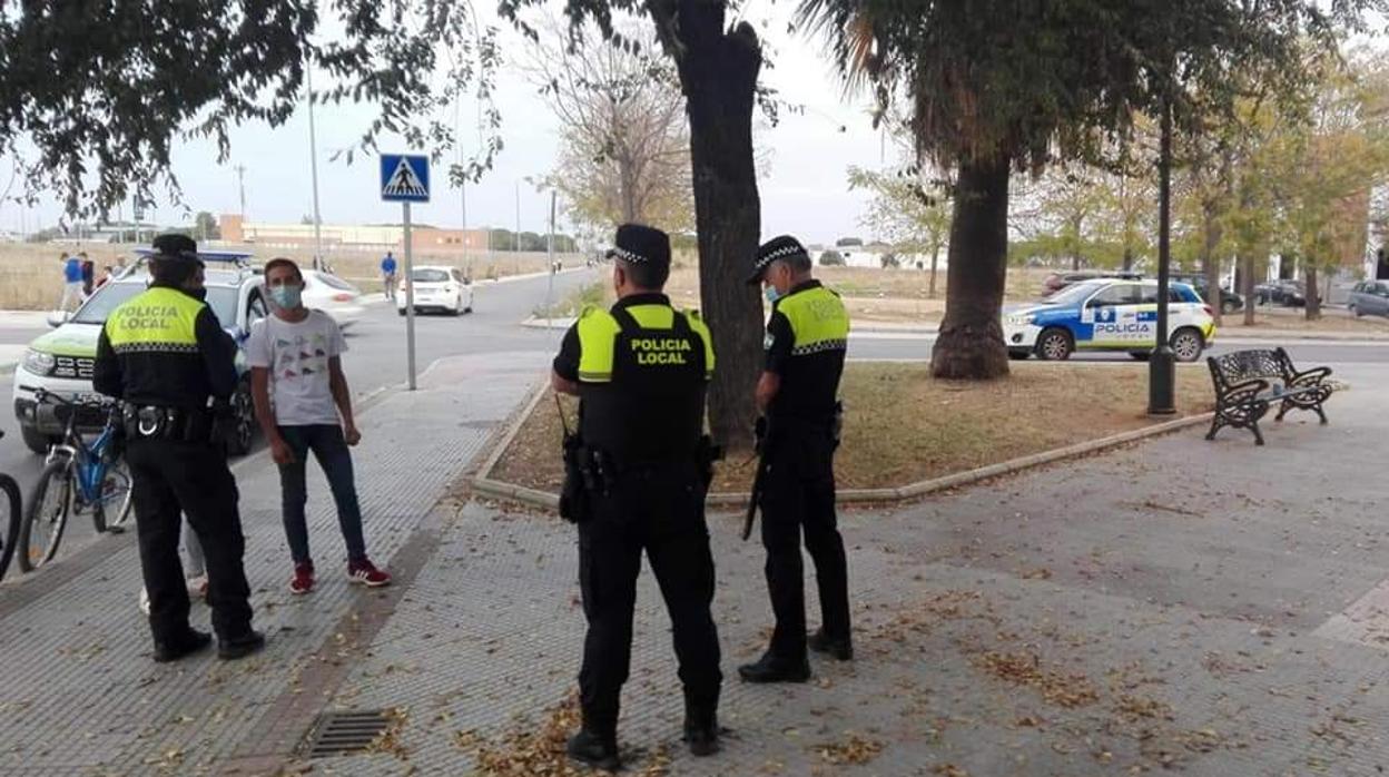 Varios agentes de la Policía Local de Los Palacios junto con un vecino palaciego