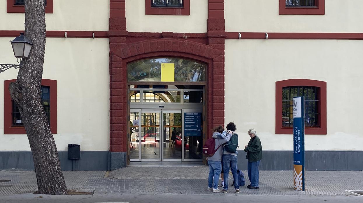 Jóvenes en la puerta de la Facultad de Filosofía de la Universidad de Cádiz.