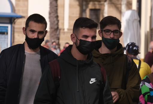 Jóvenes con mascarillas en el centro de Cádiz.