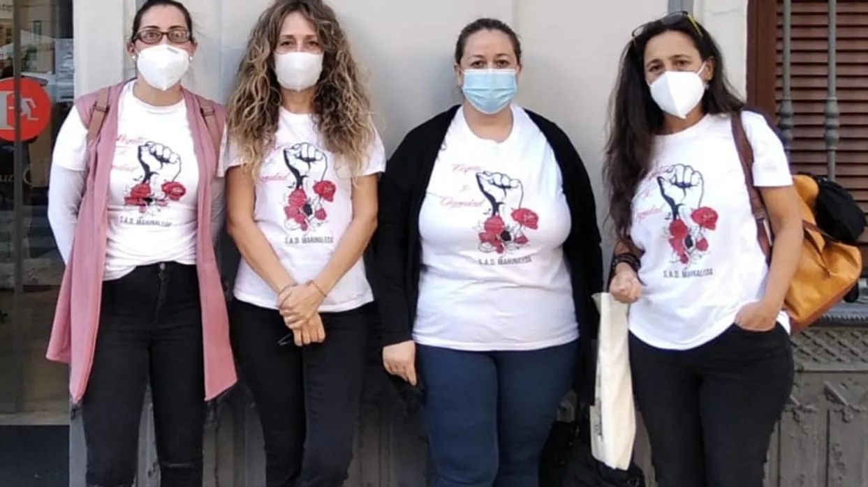 Cuatro de las cinco mujeres de ayuda a domicilio de Marinaleda ante la sede del Defensor del Pueblo Andaluz