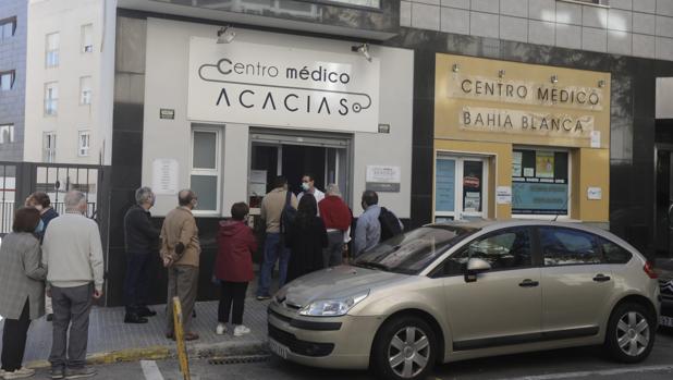 Grandes colas en las clínicas privadas de Cádiz para vacunarse de la gripe