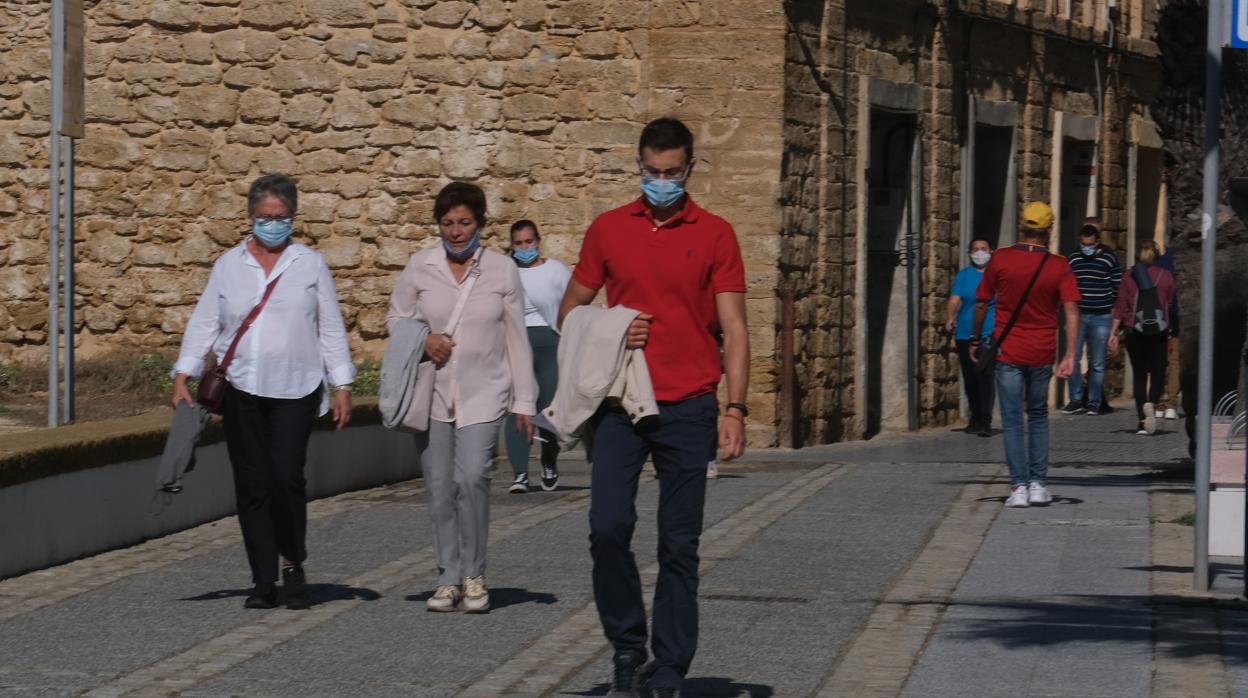 Gaditanas pasean con mascarillas durante la tarde de ayer lunes.