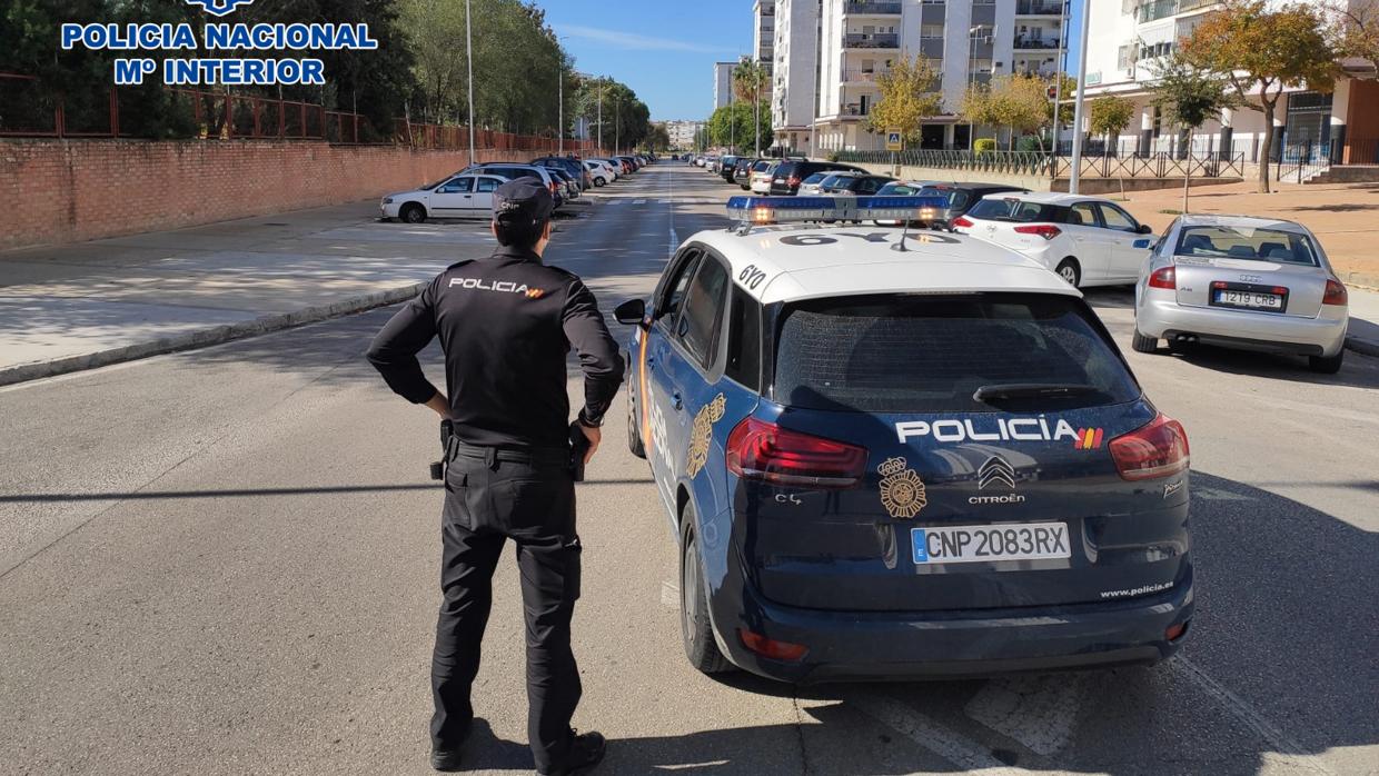 La Policía detiene a dos jóvenes minutos después de asaltar a un ciudadano para robarle la cartera