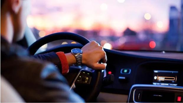 En Cádiz no podrá viajar en el asiento del copiloto en el coche salvo que sea conviviente