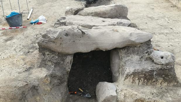 Descubren que el dolmen de Los Molares sigue intacto tras medio siglo sirviendo de escombrera