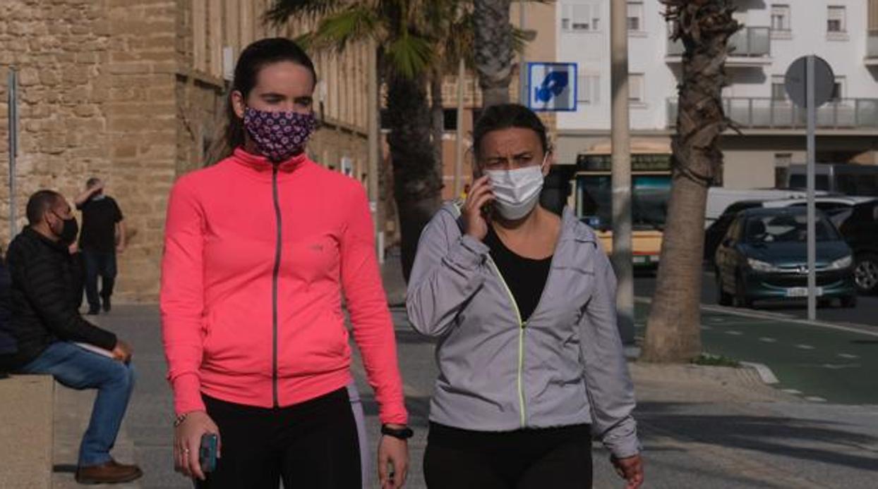 Cádiz supera los 500 contagios en 24 horas y suma 7 muertos por Covid-19