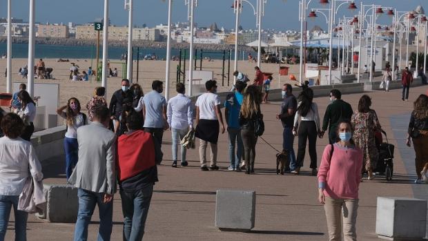 La Bahía de Cádiz disfruta del puente con llenos en terrazas y en centros comerciales