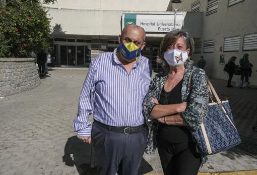 Theo Vargas con su esposa en la puerta del Hospital de Puerto Real antes de su consulta con el logopeda. Theo tiene las cuerdas vocales paralizadas.