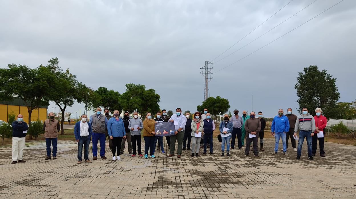 El alcalde de Brenes junto con parte de los agricultores voluntarios que han desinfectado el pueblo por el Covid