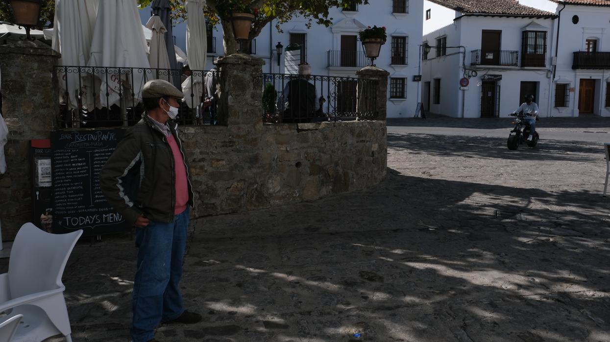 Un hombre con mascarilla en Grazalema durante el cierre perimetral.