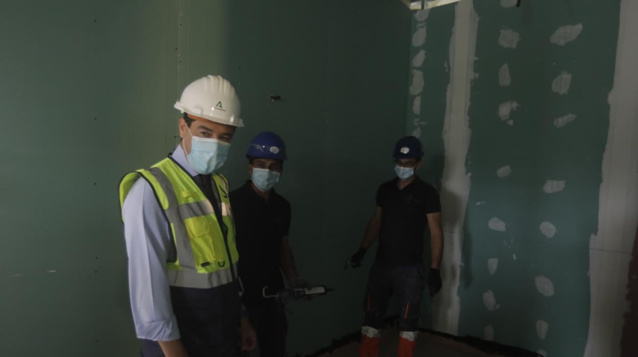 El presidente de la Junta, Juanma Moreno, durante su visita a las obras.