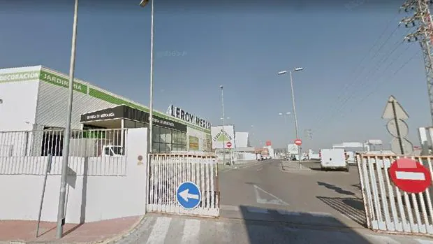 Muere un vigilante de seguridad de Leroy Merlin en Alcalá de Guadaíra tras caerle encima una cancela del parking