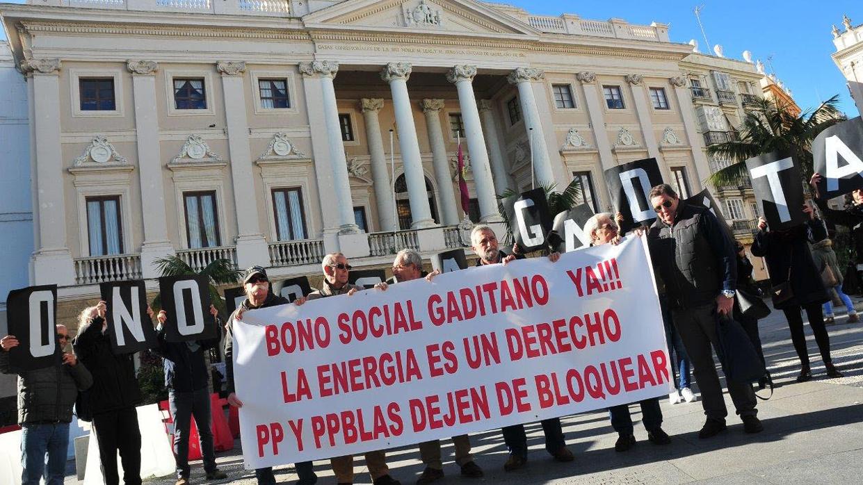 Durante el primer mandato de Kichi hubo varias movilizaciones contra el PP por el bono social.