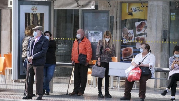 Los autobuses de Cádiz solo podrán llevar la mitad de pasajeros desde este martes