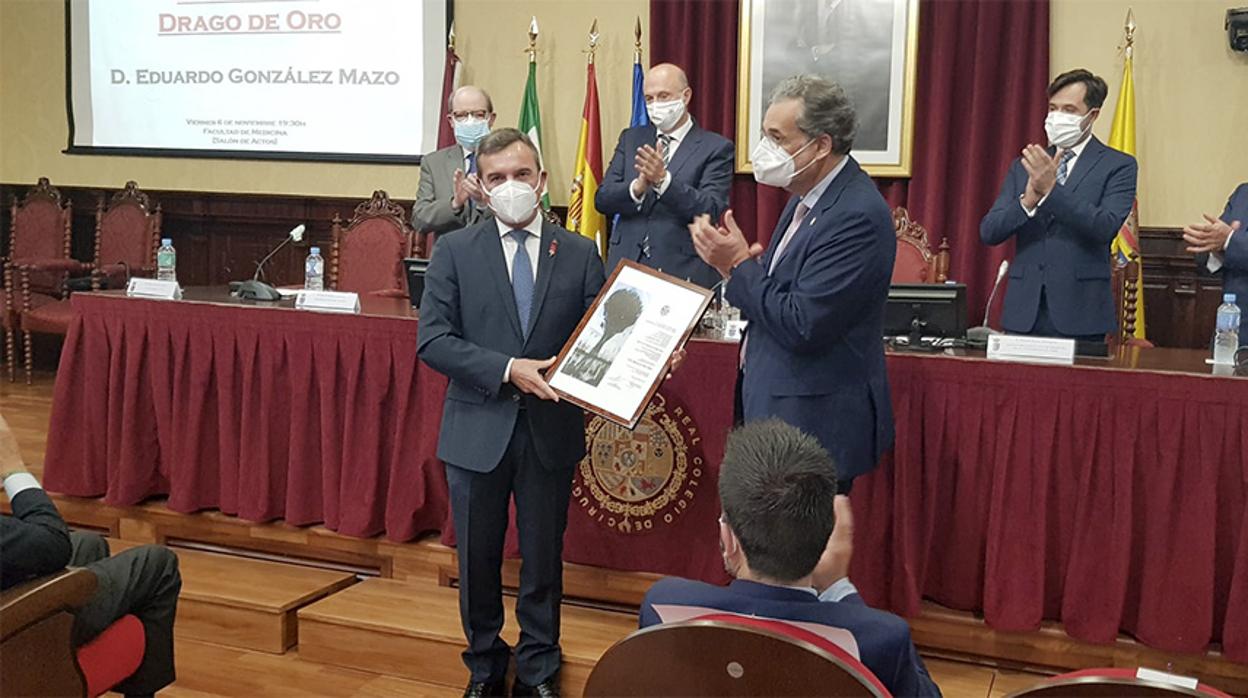 Eduardo González Mazo, durante la recogida del Premio Drago de Oro del Ateneo de Cádiz.