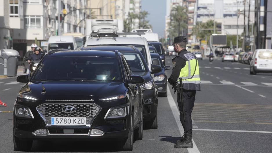 Vídeo: La Policía cierra Cádiz con controles