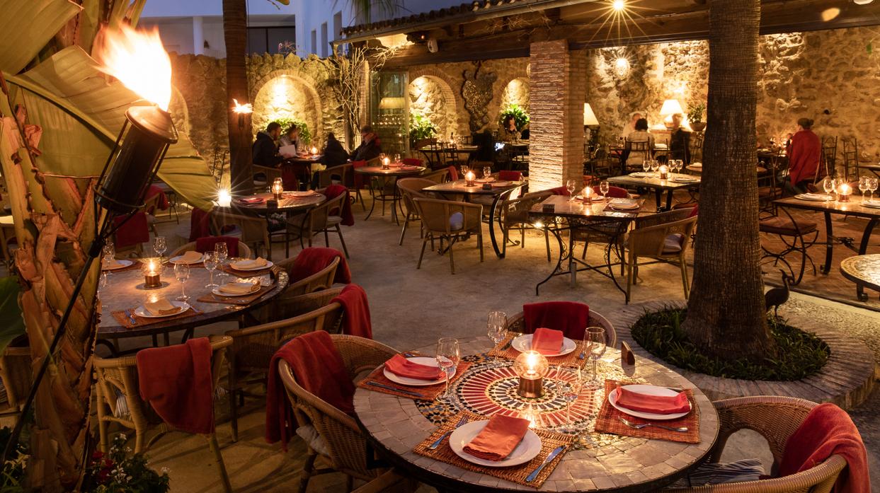 Imagen nocturna del restaurante El Jardín del Califa en Vejer