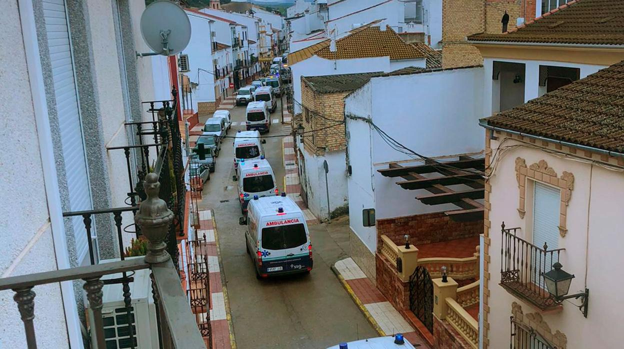 Alcalá del Valle vuelve a ser uno de los municipios más afectados por el coronavirus; en la imagen, ambulancias en el regreso de los ancianos de la residencia tras su traslado a La Línea