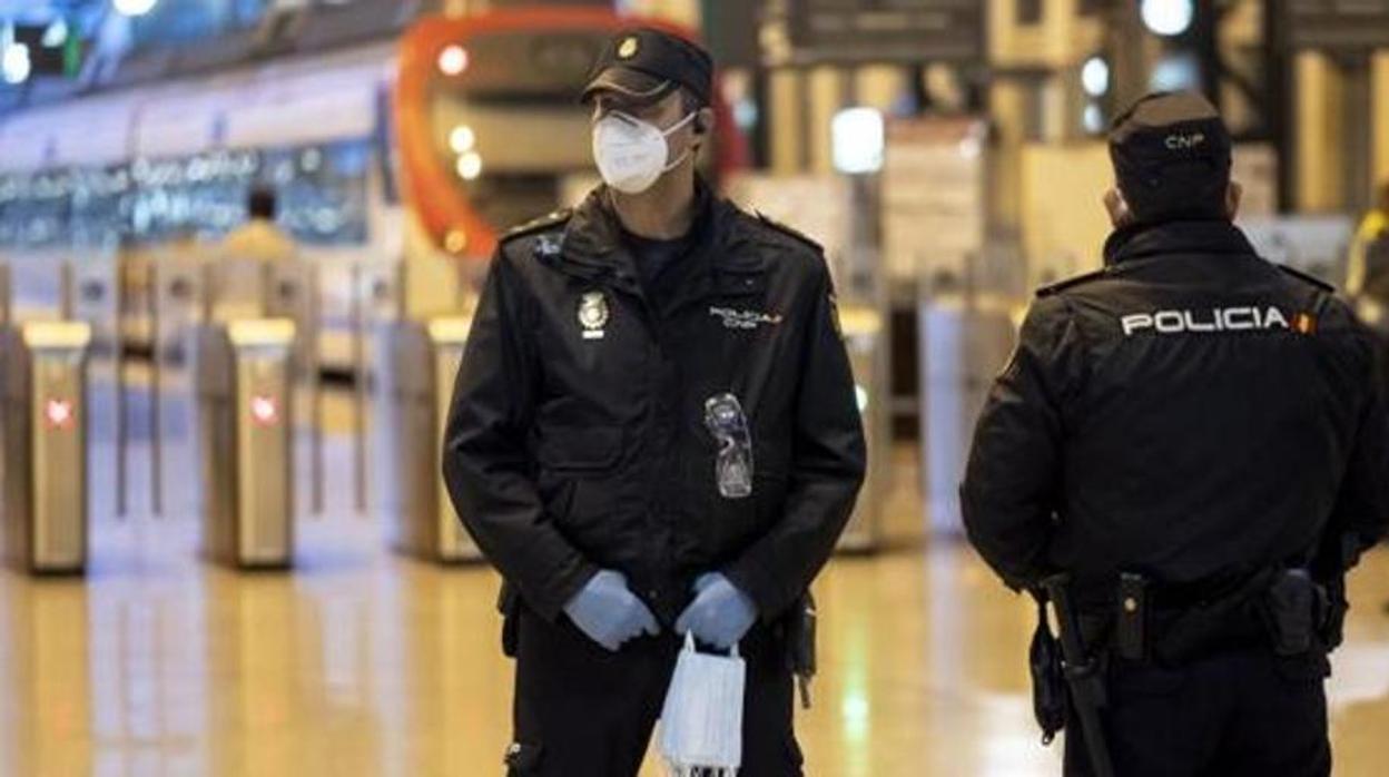 Dos agentes en un control en la estación de San Justa de Sevilla en una imagen de archivo