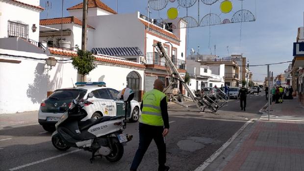 Muere un trabajador en Tocina al caer desde una grúa cuando colocaba el alumbrado navideño