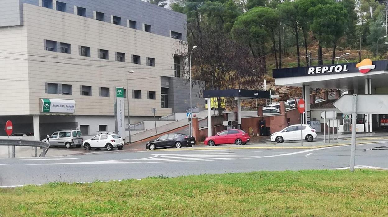 Cola de vehículos en el Hospital de Alta Resolución Sierra Norte aguardando las pruebas del Covid