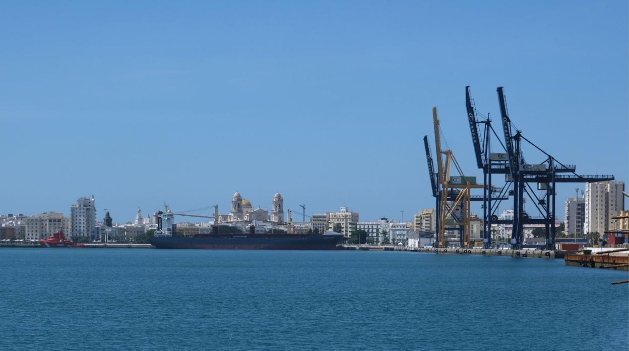 Vista del muelle de Cádiz.