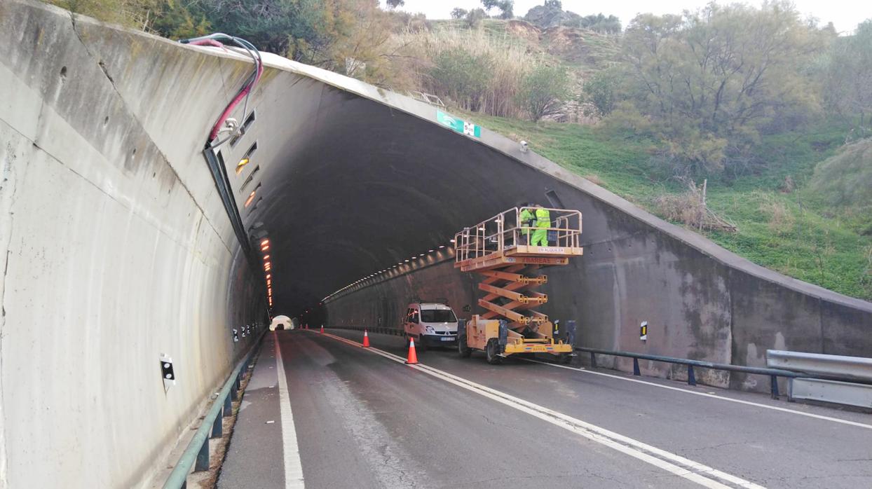 La Junta realiza una actuación de mejora y eficiencia energética en un túnel de la A-384