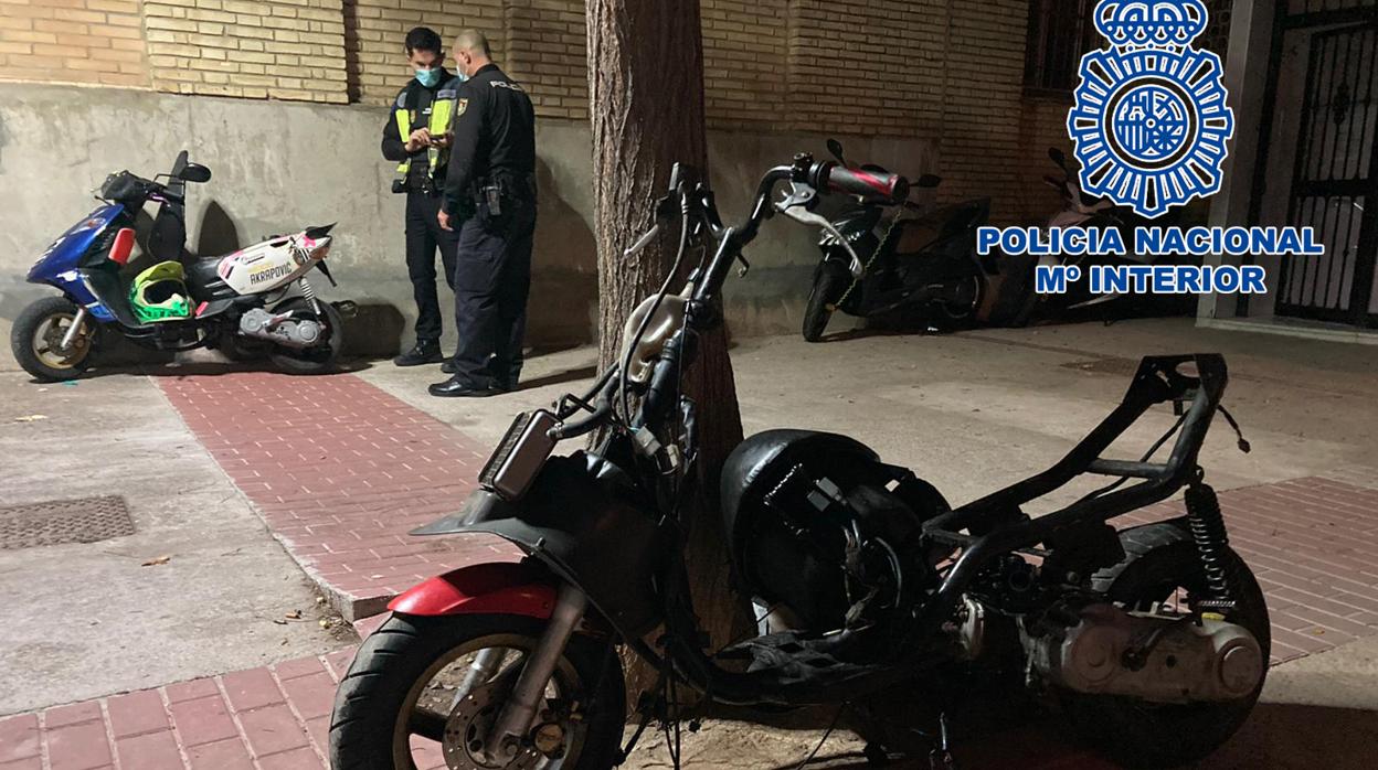 La Policía acude a un aviso por ocupación y detiene a los dos implicados desguazando una motocicleta robada