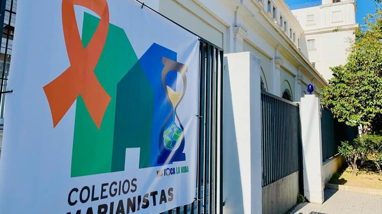 Pancarta en el acceso al colegio San Felipe Neri de Cádiz