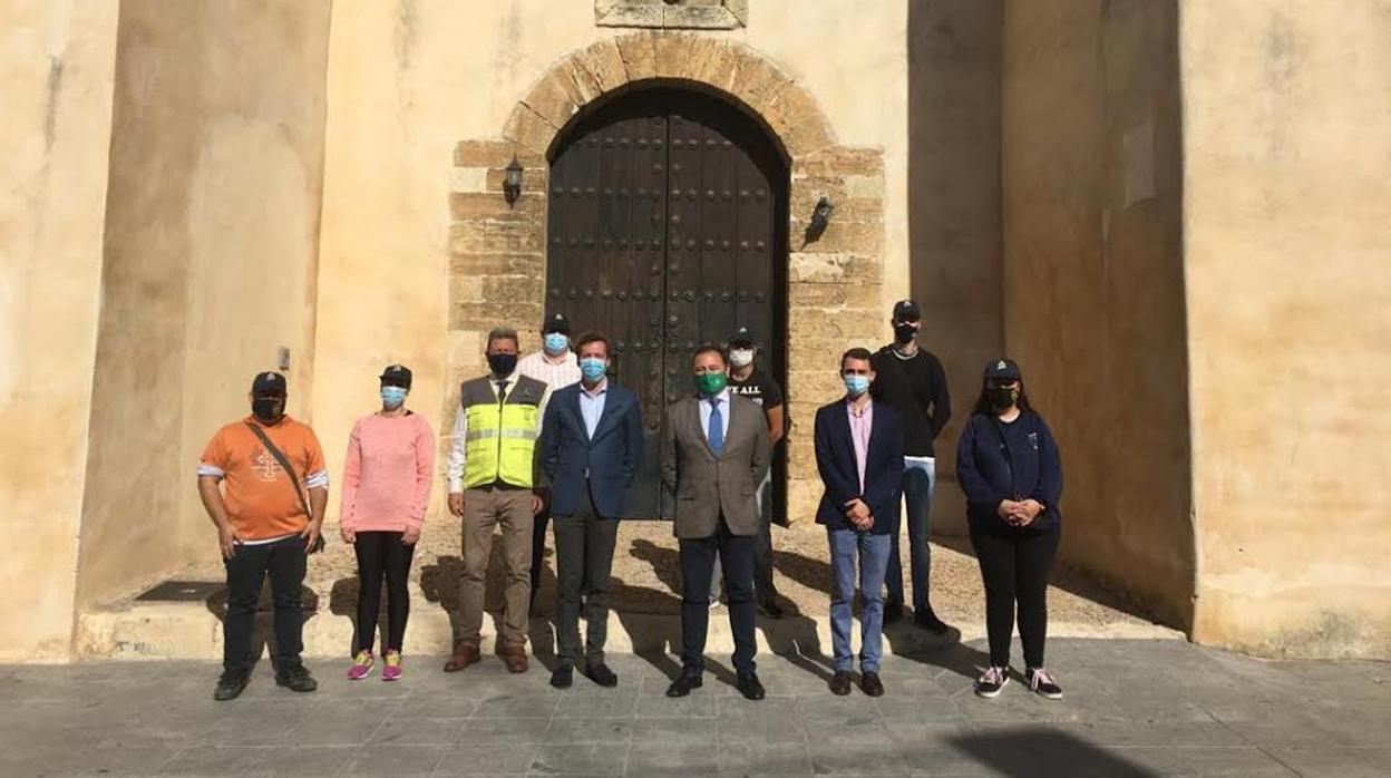 El alcalde de Los Molares, el delegado del Gobierno de la Junta y voluntarios de la Agrupación de Protección Civil