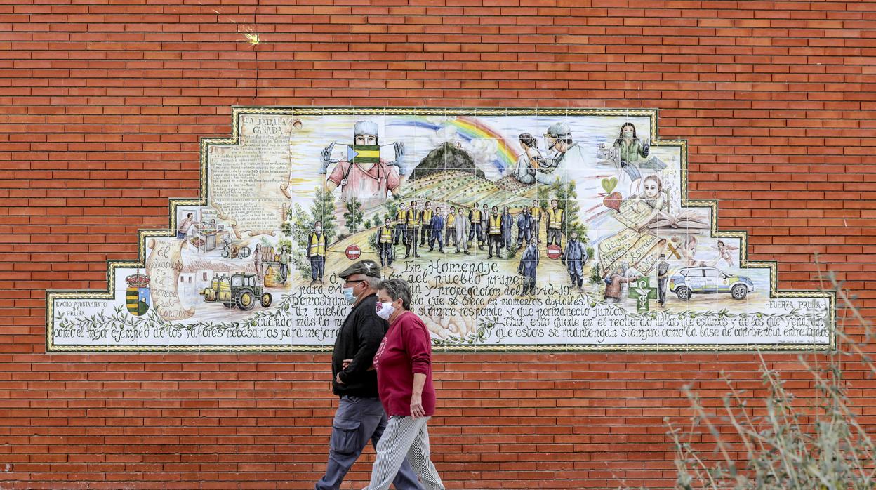 Un azulejo homenajea en Pruna a las personas que han luchado contra el Covid