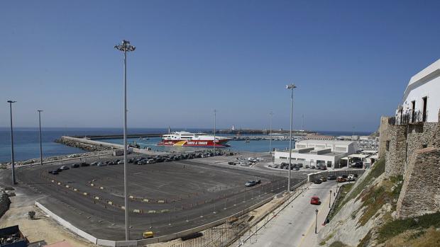 Un hombre en silla de ruedas fallece al caer al mar en el puerto de Tarifa