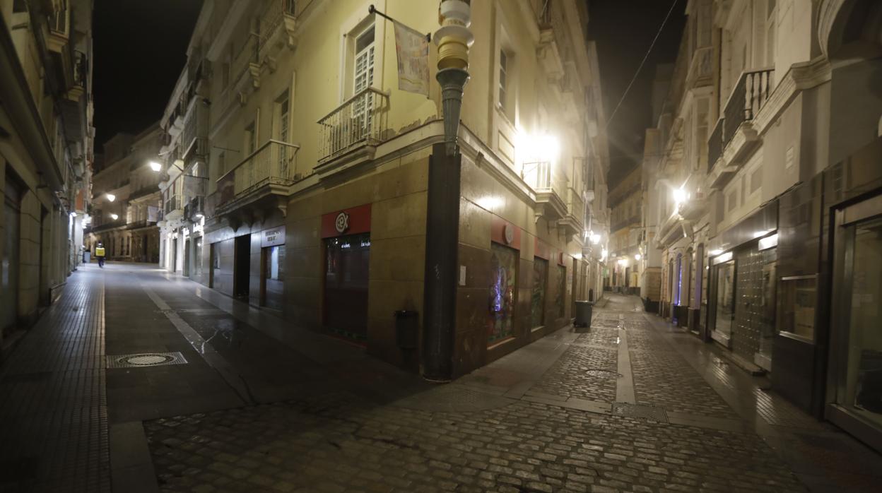 Las calles del centro de Cádiz, vacías durante el toque de queda.