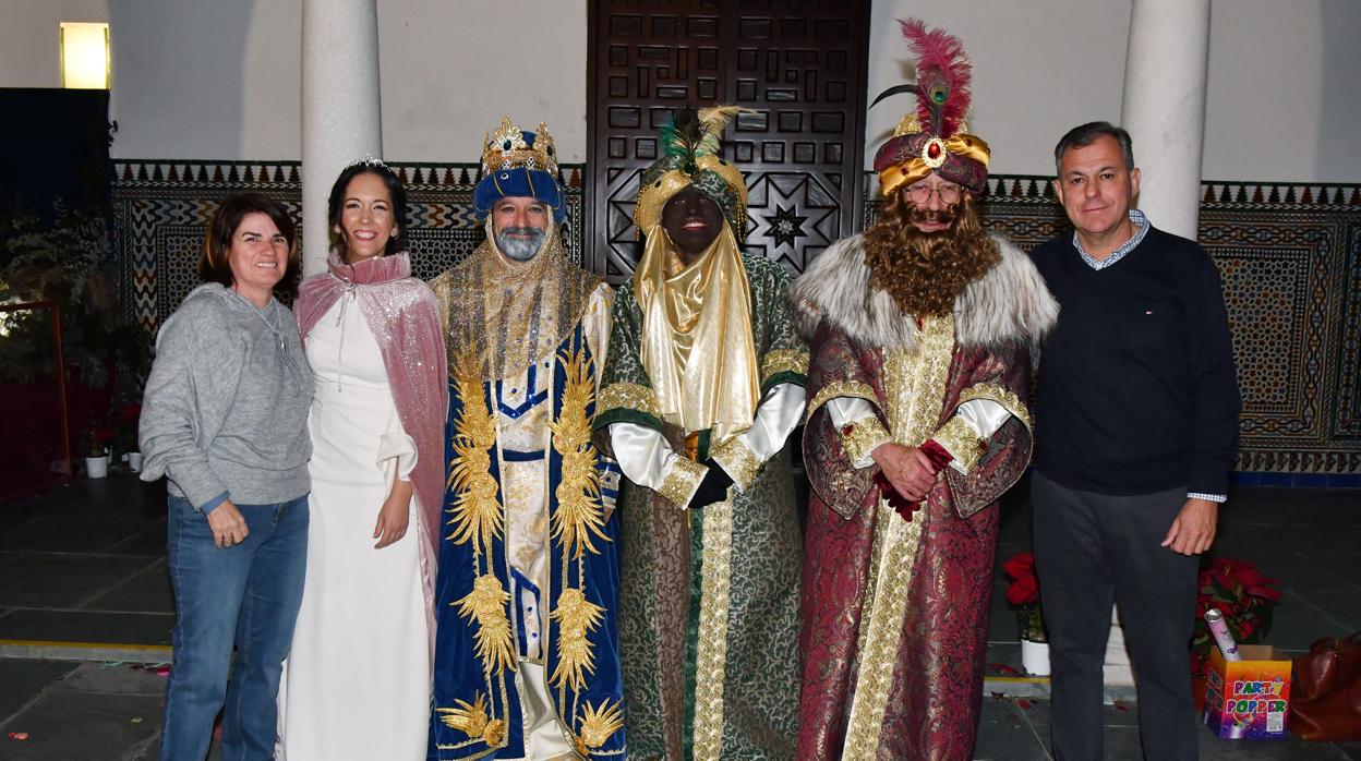 El alcalde de Tomares y la concejal de Festejos junto a los Reyes Magos de Oriente de 2020