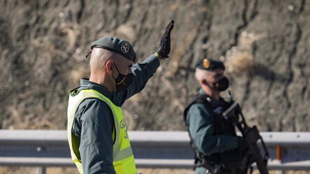 Un guardia civil herido en San Roque tras ser embestido por un coche relacionado con narcolanchas