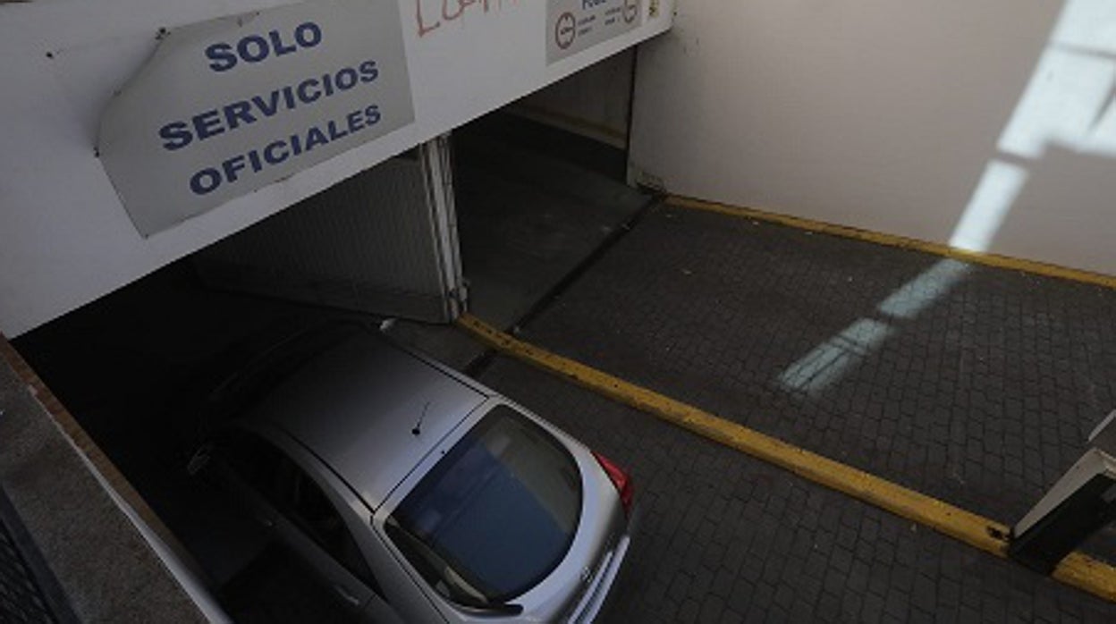 Entrada al parking de la sede judicial de Chiclana