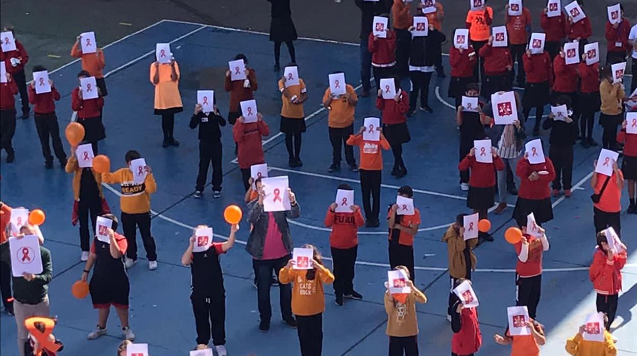 Alumnos del colegio Salesianos de Cádiz con globos y lazos naranjas en señal de protesta por la ley