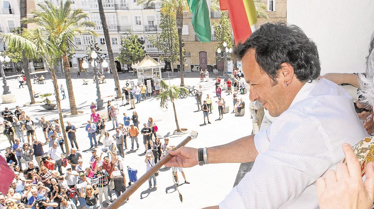 Kichi, ofreciendo el bastón de mando a los gaditanos desde el balcón del Ayuntamiento.