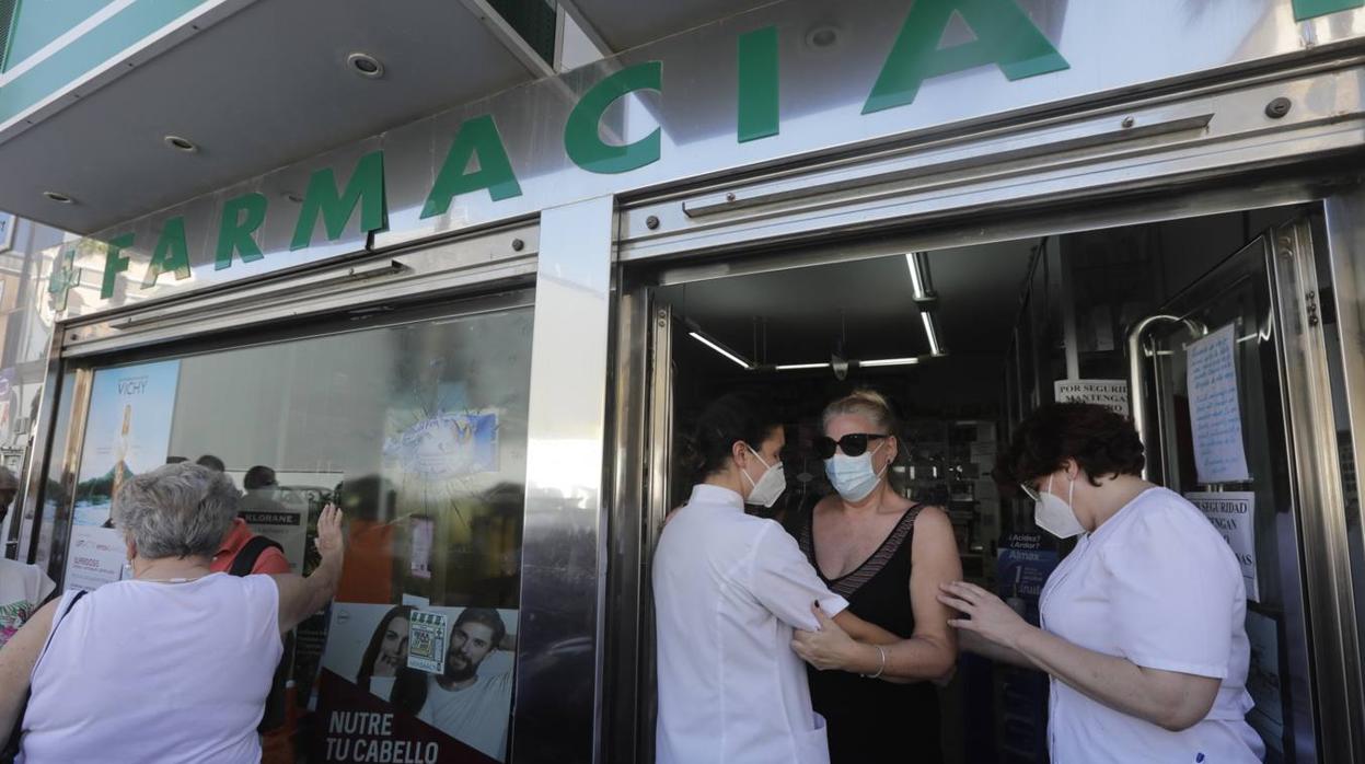 Compañeros y vecinos, en la farmacia que regentaba Alfredo Díaz.