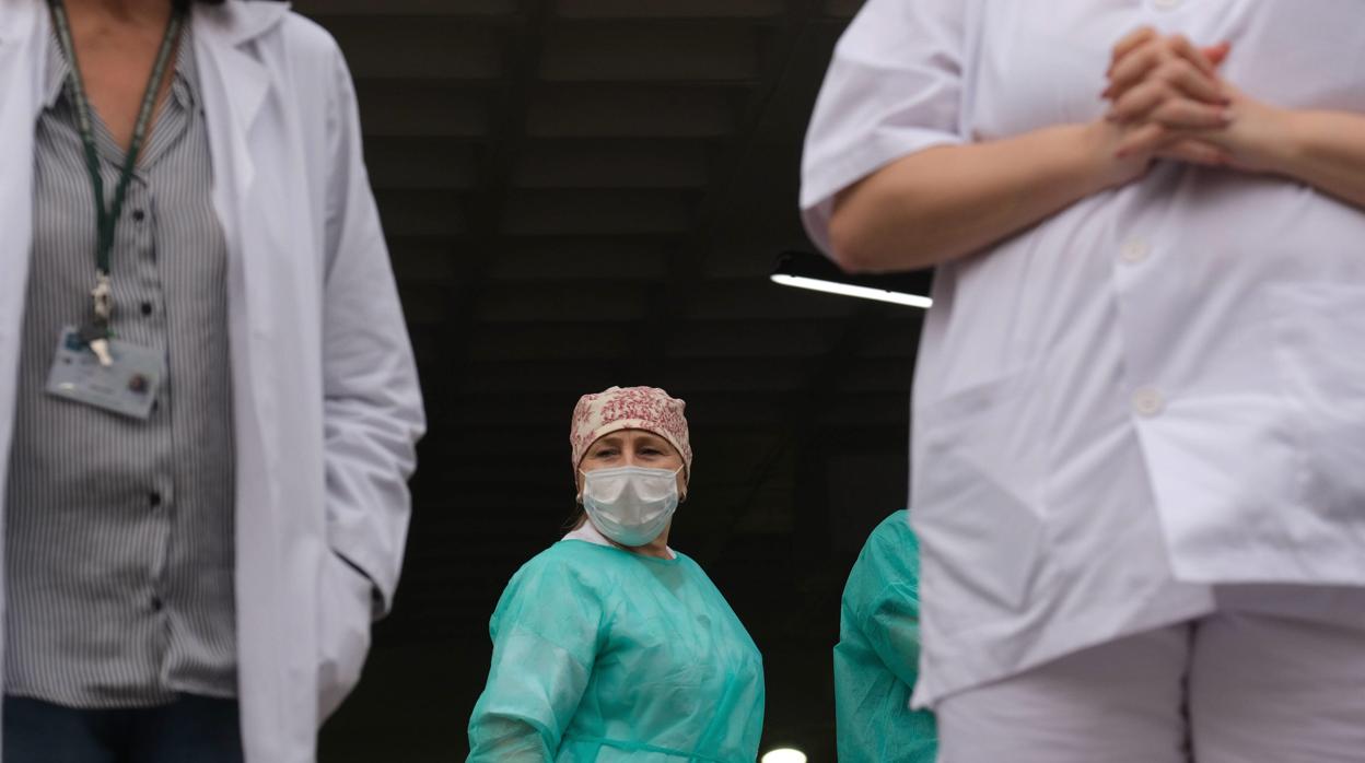 Profesionales sanitarios en el hospital Puerta del Mar de Cádiz.