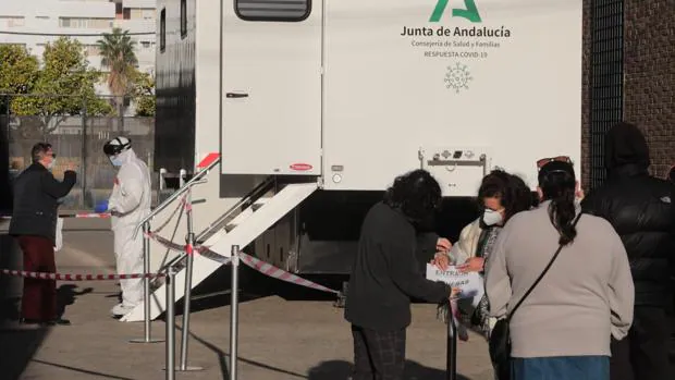 La Junta de Andalucía decreta nuevos cribados en siete pueblos y comienzan los test este miércoles en Sevilla capital
