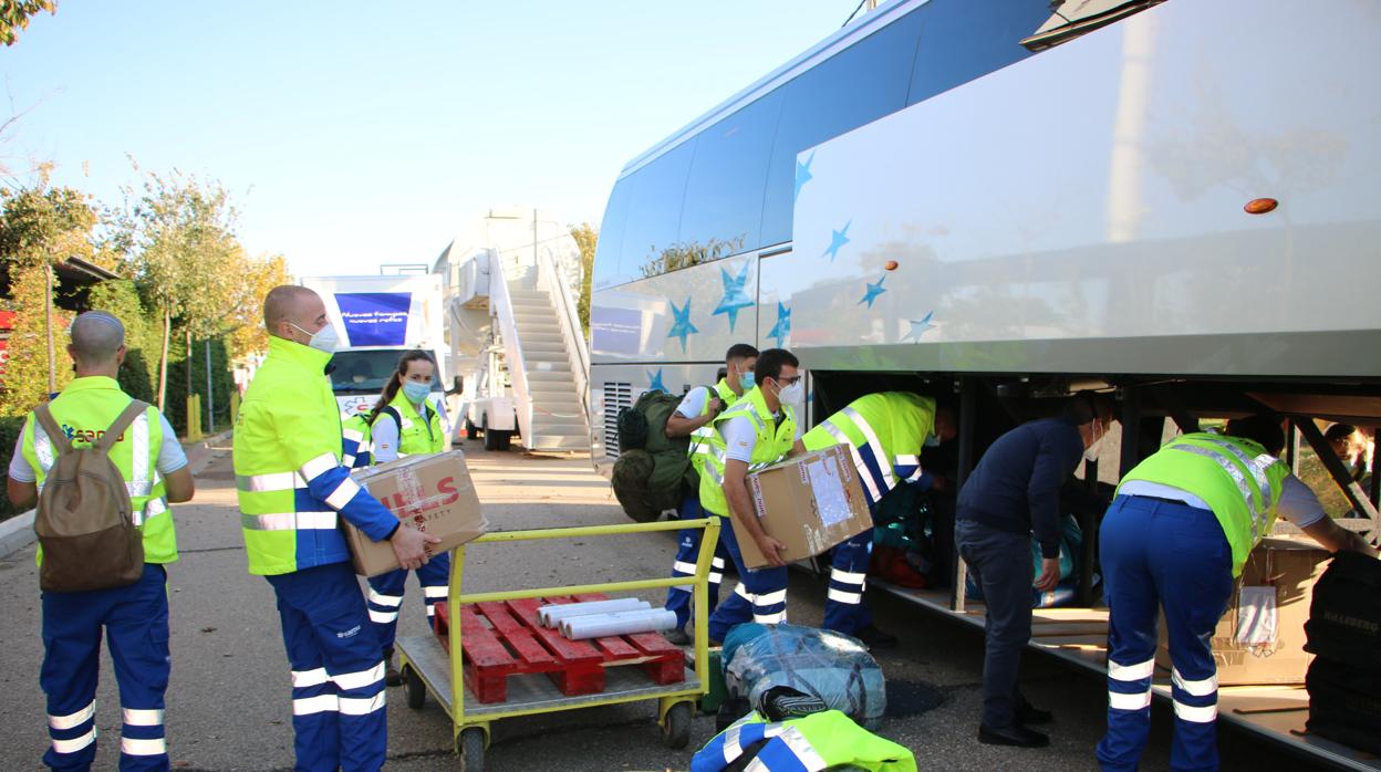 Parte de los miembros del contingente preparando los enseres antes de partir hacia Honduras