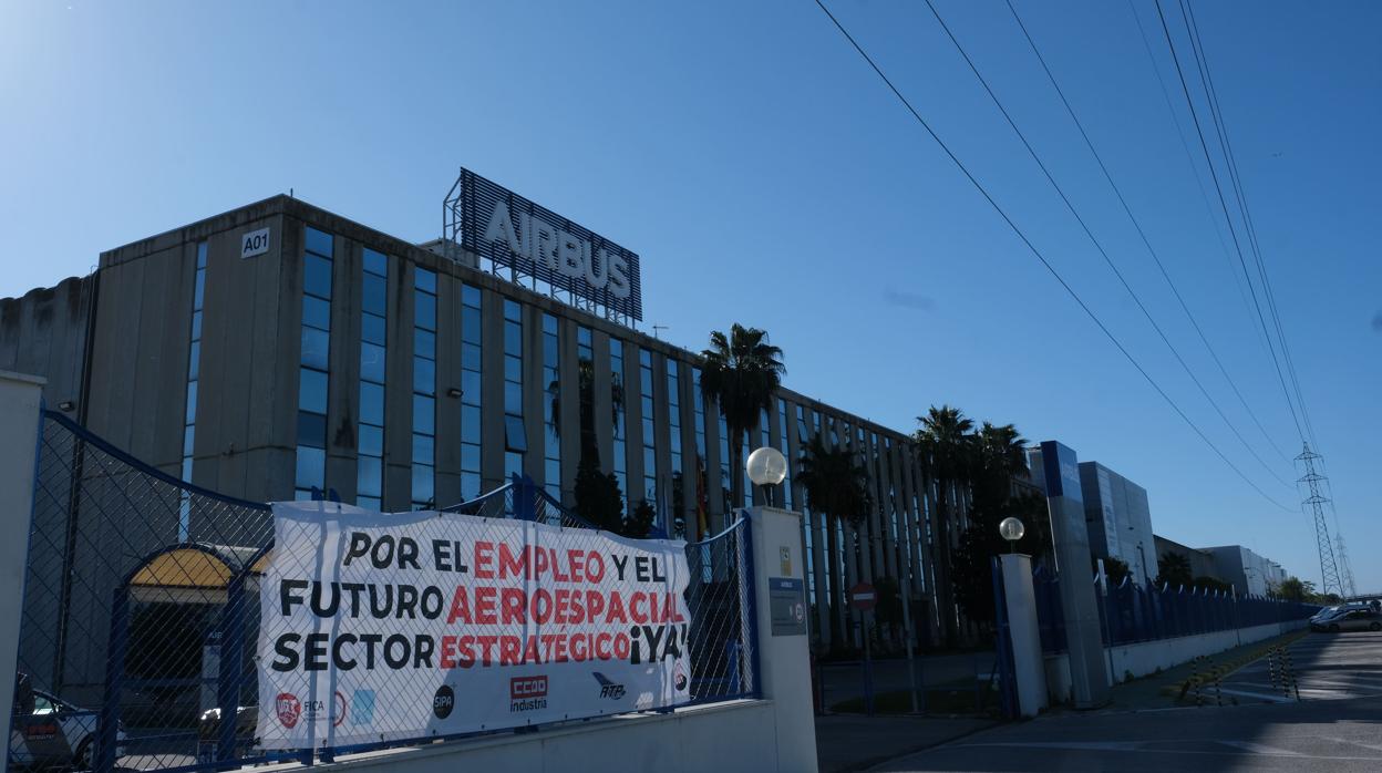 El temor a un cierre de Airbus Puerto Real lleva a los trabajadores a protestar en la calle