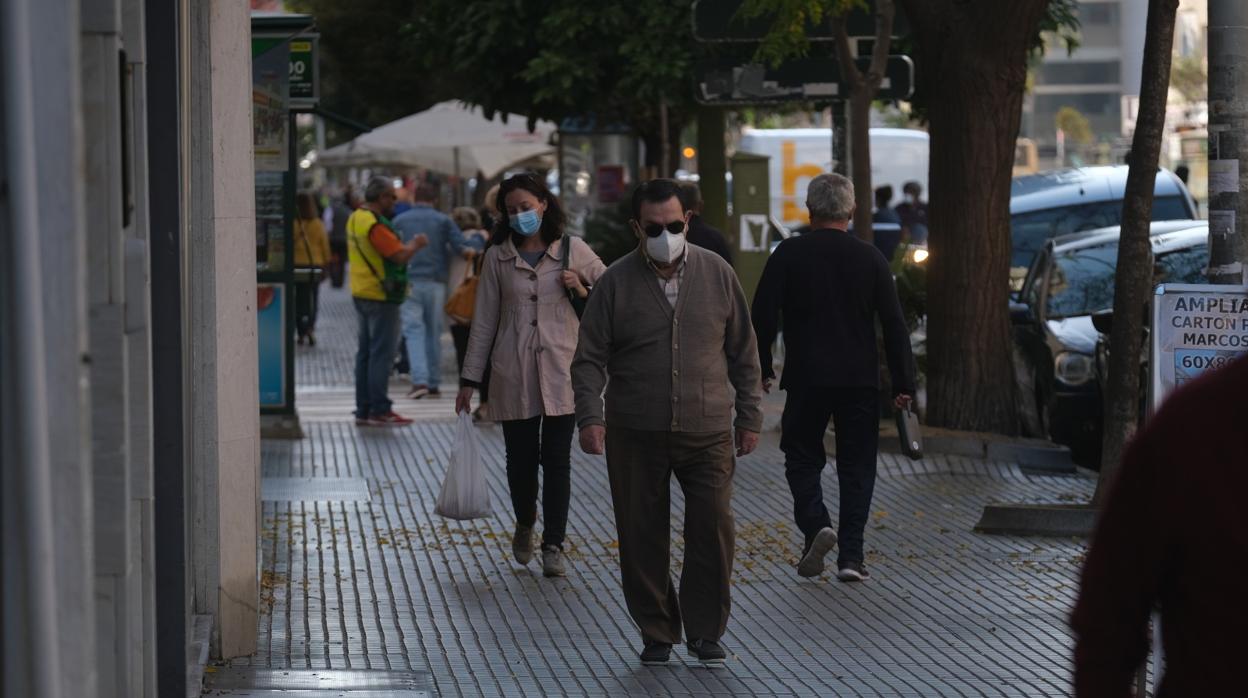 Gaditanos paseando por extramuros.