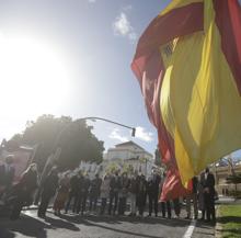 Momento del izado de la bandera española.