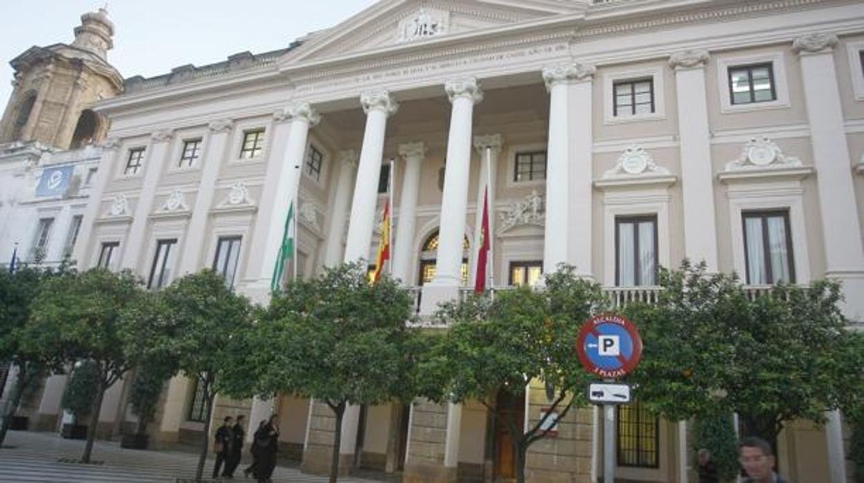 El Ayuntamiento de Cádiz oferta dos plazas de auxiliar técnico polivalente y una de trabajador social