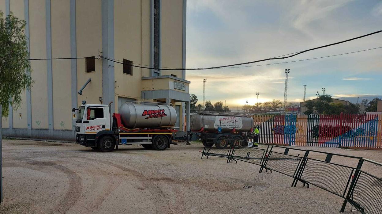 Un camión cisterna instalado junto al silo de Herrera