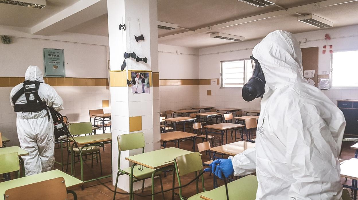 Militares del Tercio de Armada desinfectando el Colegio de Educación Infantil y Primaria ‘SanBernardo’, en San Roque.