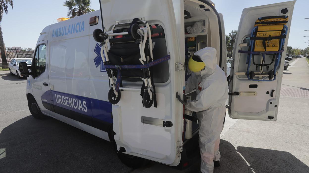 Una ambulancia, a su llegada a una residencia de mayores de la provincia.