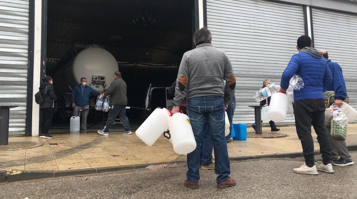 Se han instalado camiones con suministro de agua en los municipios afectados